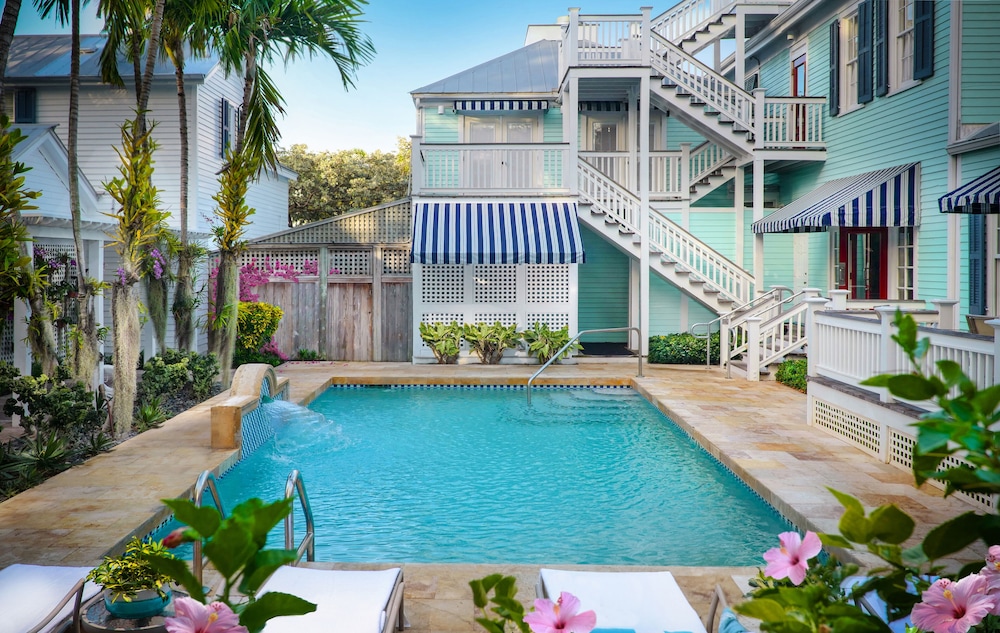 Marquesa Hotel poolside